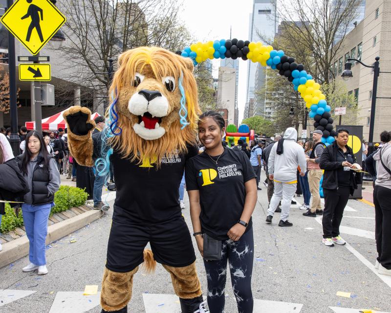 Roary on 17th Street with a student 